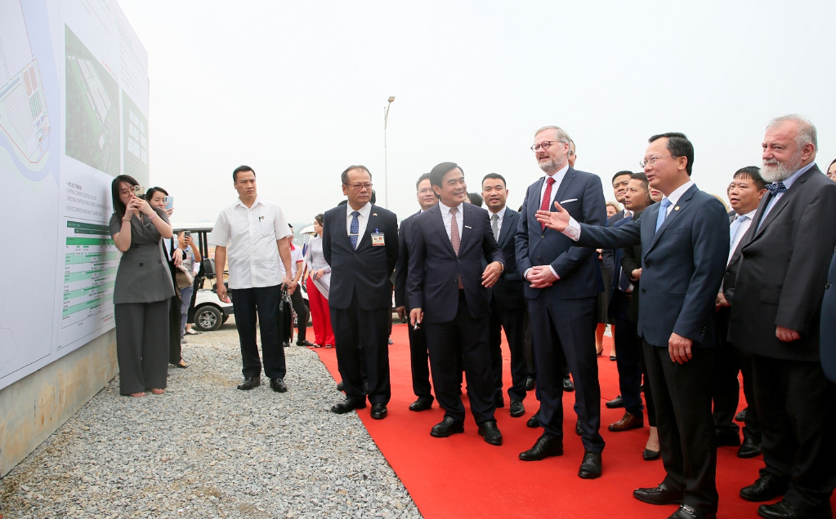 Czech PM Fiala inspects Skoda Auto project in Quang Ninh